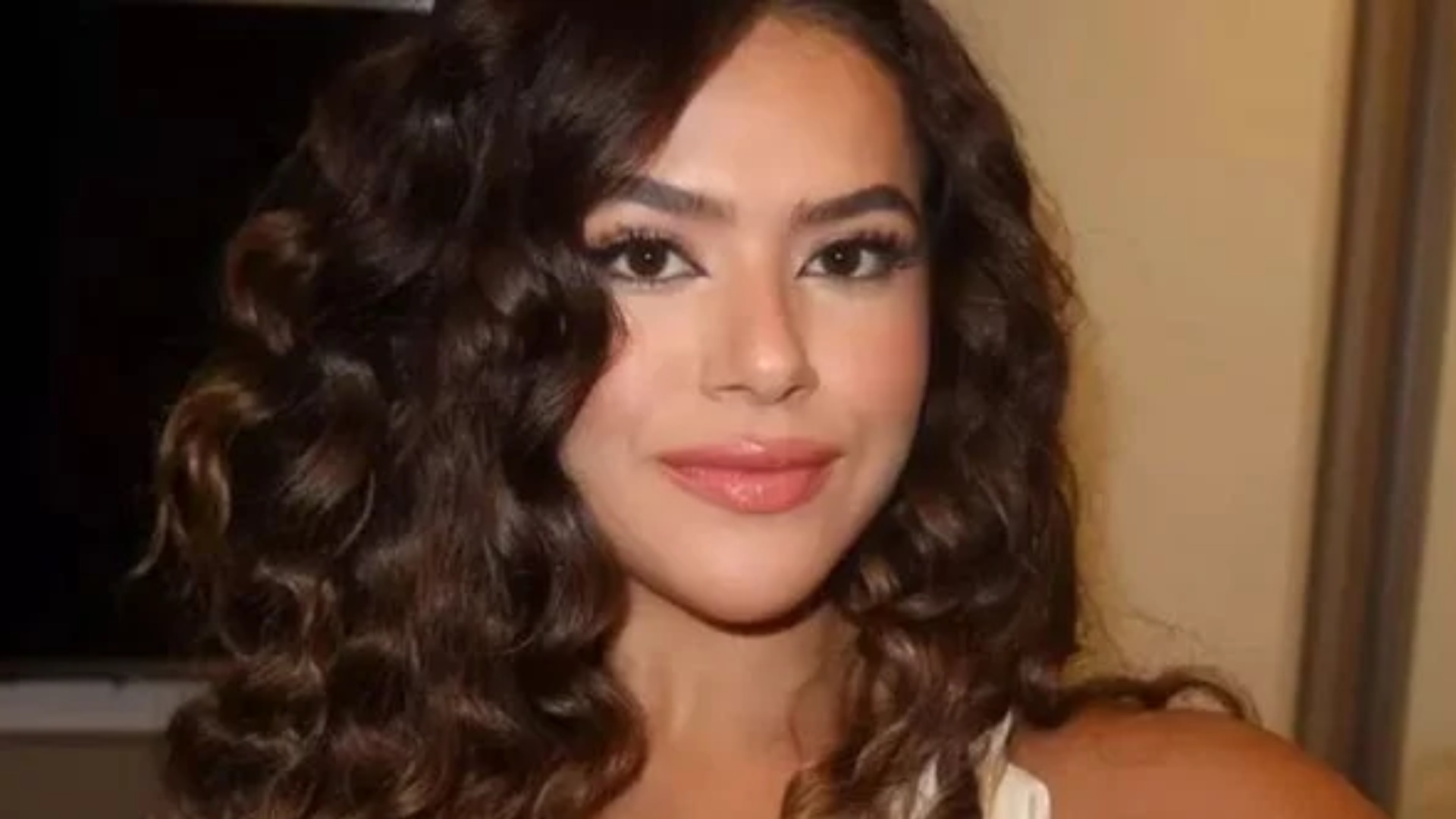 Maisa Silva aposta em look moderno e deixa barriguinha à mostra em ...